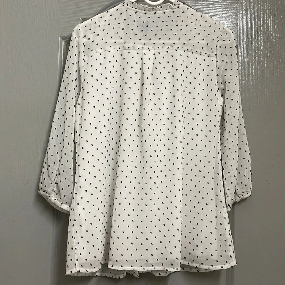 White and black dotted shirt - Picture 3 of 8